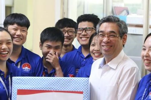 Lãnh đạo TPHCM động viên các chiến sĩ tình nguyện Mùa hè xanh
