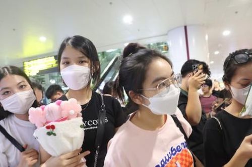 Hàng nghìn fan Việt đổ xô ra sân bay Nội Bài chờ BlackPink lúc nửa đêm