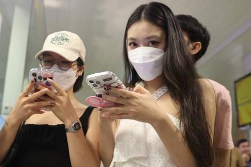 Cảnh fan Việt đứng chật cứng ở sân bay Nội Bài đón BlackPink
