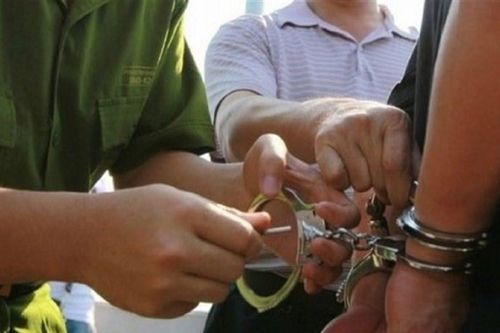 Tạm giữ khẩn cấp người phụ nữ dội nước sôi vào em dâu đang mang thai