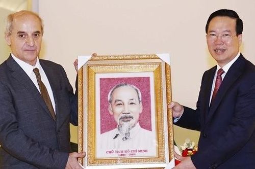 Chủ tịch nước tiếp các lãnh đạo chính Đảng Italia, đặt vòng hoa tại Đài Tổ quốc