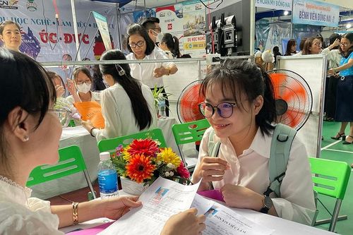 Chưa tốt nghiệp, sinh viên đã được tuyển vào bệnh viện làm việc