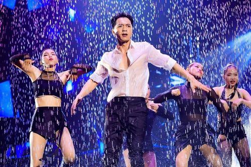 Chủ tịch gây bão với màn nhảy dưới mưa, tiền đổ về ACB, lợi nhuận 10 ngàn tỷ