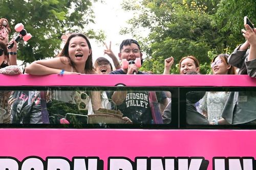 Fan diễu hành trên xe buýt 2 tầng trước giờ BlackPink tới Hà Nội