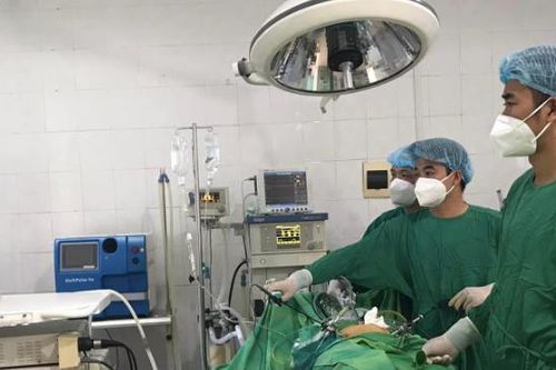 Vật thể hiếm gặp chứa đầy da, tóc, răng trong bụng cô bé 13 tuổi