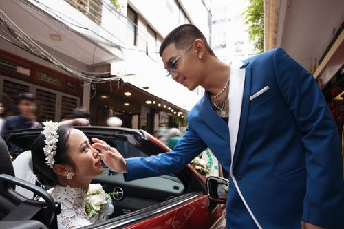 Cường Seven lái xe mui trần rước dâu, Vũ Ngọc Anh khóc hết nước mắt