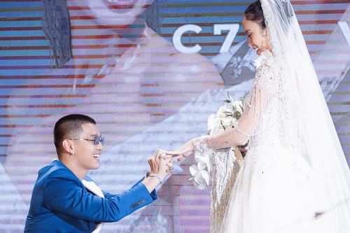 Ca sĩ Cường Seven quỳ gối trao nhẫn cưới cho người đẹp Vũ Ngọc Anh