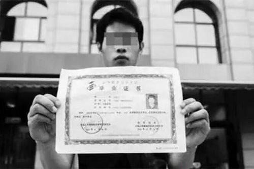 Đóng hàng trăm triệu, học xong 4 năm đại học mới phát hiện chưa từng trúng tuyển