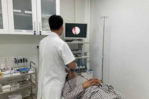 Nam thanh niên bị suy tuyến thượng thận do lạm dụng thuốc xịt mũi