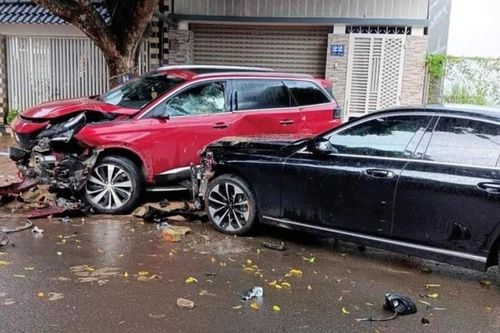 Khởi tố người đàn ông lái xe ô tô đâm nát chiếc ô tô của con trai