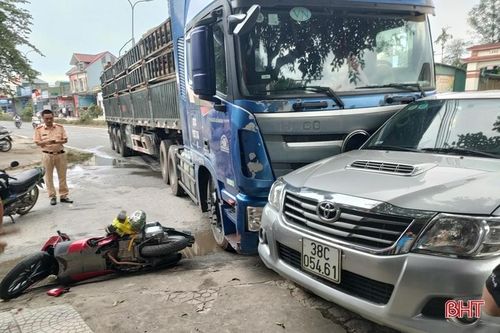 Tông xe liên hoàn, một người bị gãy chân