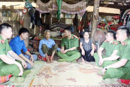 Sắc áo xanh bên dòng Đà giang