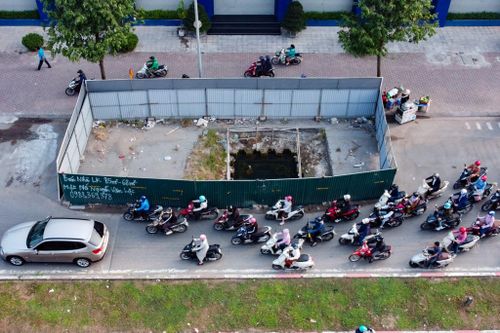 Hà Nội: Hàng loạt 'lô cốt tôn' trên đường Vũ Trọng Khánh nằm bất động