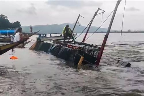 Vụ lật tàu chở khách Philippines: Tiếp tục tìm kiếm người mất tích