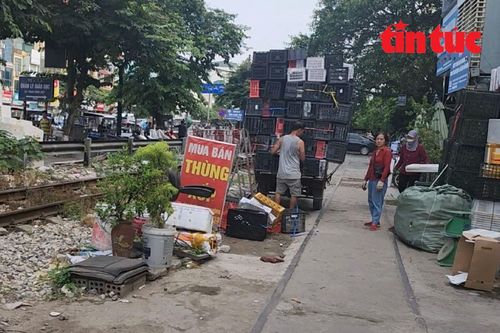 Đường dẫn vào ga Giáp Bát (Hà Nội): Rác thải nhếch nhác, an toàn đường sắt bị vi phạm