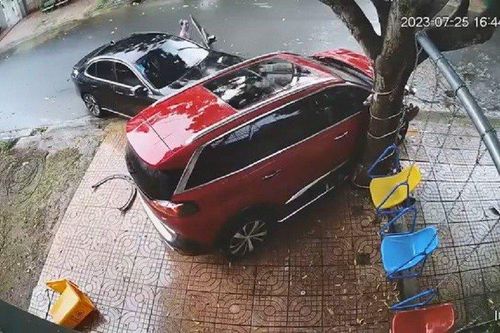 Khởi tố lái xe cố ý tông liên tiếp vào chiếc ô tô đậu bên đường