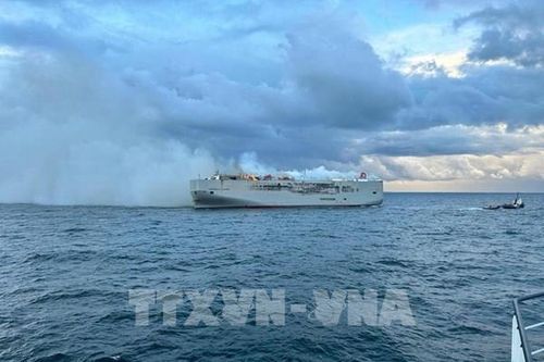 Vụ cháy tàu chở hàng ở Hà Lan: Nỗ lực ngăn chặn nguy cơ xảy ra thảm họa sinh thái