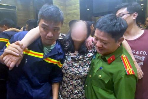 Người phụ nữ đứng chênh vênh trên lan can tầng 11 định tự tử và cái kết