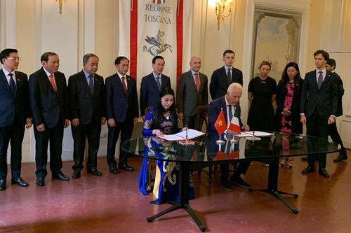 Vĩnh Phúc ký MOU với Vùng Toscana và trao giấy chứng nhận đầu tư mở rộng cho Piaggio