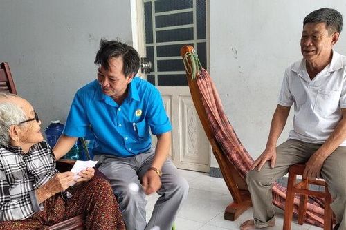 Liên đoàn Lao động huyện Chợ Mới thăm 2 Mẹ Việt Nam Anh hùng