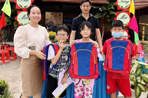'Phiên chợ yêu thương' hỗ trợ học sinh, sinh viên có hoàn cảnh khó khăn