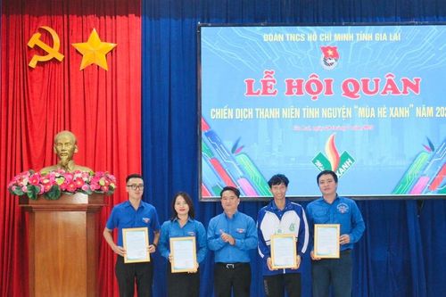 Tặng bằng khen cho 4 tập thể, cá nhân có thành tích xuất sắc trong chiến dịch 'Mùa hè xanh'