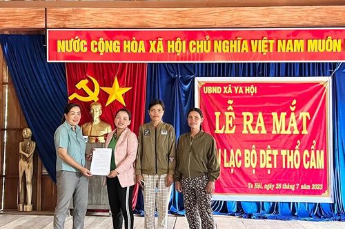 Ra mắt câu lạc bộ dệt thổ cẩm xã Ya Hội