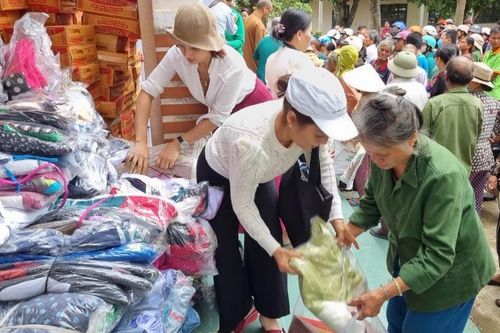 Tặng 500 suất quà cho người nghèo và học sinh khó khăn huyện Phú Thiện