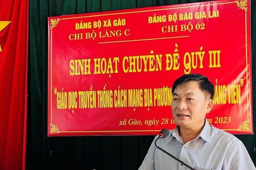 Chi bộ 2 Báo Gia Lai và chi bộ làng C sinh hoạt chuyên đề ghép về giáo dục truyền thống cách mạng địa phương