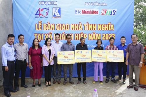 Tổng Công ty Khánh Việt, Báo Khánh Hòa, Đài Phát thanh và Truyền hình Khánh Hòa Bàn giao 4 căn nhà tình nghĩa cho hộ nghèo xã Khánh Hiệp