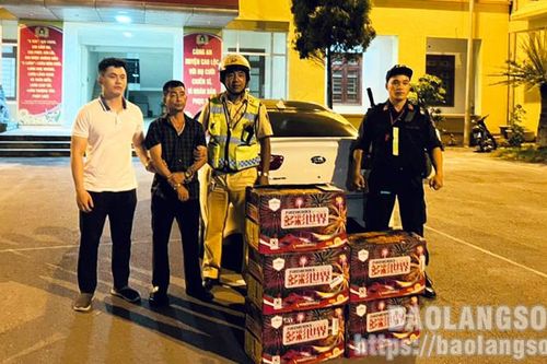 Tạm giữ hình sự 2 đối tượng buôn bán trái phép pháo hoa nổ