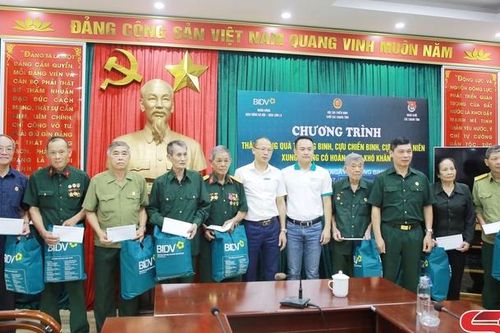Tặng quà các thương binh, cựu chiến binh, cựu thanh niên xung phong