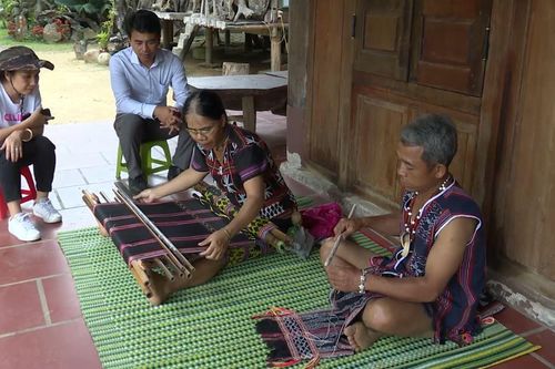 Người A Lưới đưa bản sắc văn hóa vào làm du lịch