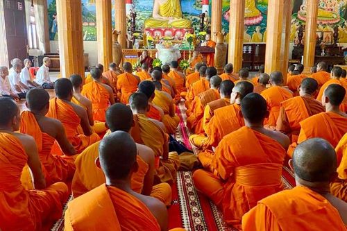 Vĩnh Long: Chư Tăng Phật giáo Nam tông Khmer tác pháp an cư theo truyền thống