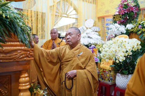 Phái đoàn Hội đồng Trị sự GHPGVN viếng tang Trưởng lão Hòa thượng Thích Giác Minh