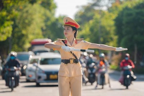 Ấn tượng hình ảnh nữ CSGT đảm bảo ATGT trên đường phố Cố đô Huế