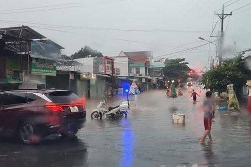 Hỗ trợ người dân khắc phục hậu quả sau cơn mưa lớn kéo dài