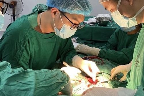 Nổ sạc dự phòng điện thoại, cháu bé 7 tuổi bị trọng thương