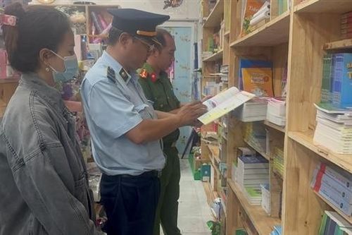 Phát hiện hơn 3.400 quyển sách giáo khoa nghi giả