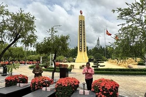 Bà Năm quản trang 36 năm chăm sóc phần mộ các Anh hùng Liệt sĩ ở huyện Đất Đỏ
