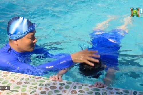 Nâng cao sức khỏe cho trẻ em qua hoạt động bơi | Vì chất lượng dân số Thủ Đô | 28/07/2023