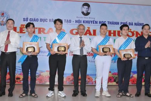 Đà Nẵng: Khen thưởng 38 học sinh đạt Giải thưởng Khuyến tài Huỳnh Thúc Kháng