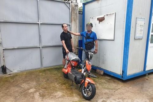 Bắt người đàn ông nghi chuyên dàn cảnh vờ mua để chiếm đoạt xe đạp điện