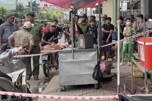 Một phụ nữ bán thịt heo bị người đàn ông bán cháo lòng đâm tử vong