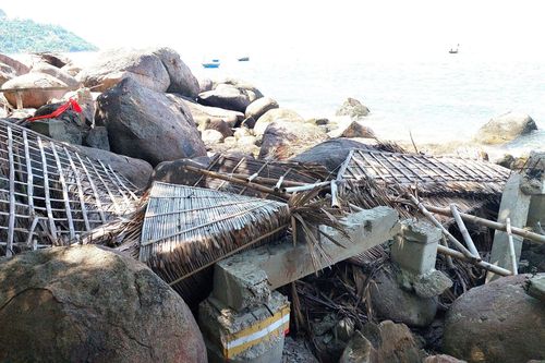 Cảnh nhếch nhác ở bãi biển Sơn Trà sau cưỡng chế loạt công trình trái phép