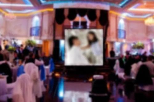 Đang vui vẻ mời rượu quan khách, cô dâu chú rể méo mặt với 'cảnh nóng' được chiếu trên màn hình lớn giữa hội trường