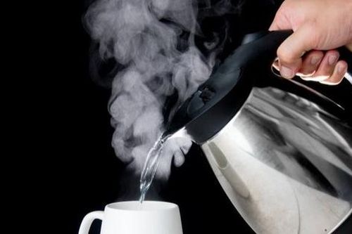 Chị chồng đổ nước sôi vào em dâu đang mang thai và cháu 4 tuổi