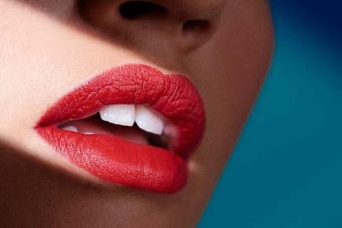 Mẹo chọn son khắc phục môi thâm