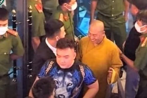 Xác minh, xử nghiêm người đàn ông mặc áo nhà sư vào quán nhậu, ăn thịt chó và có phát ngôn không đúng mực