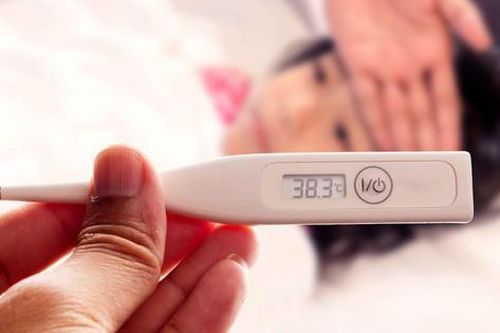 Trẻ sốt không rõ nguyên nhân, cha mẹ nên làm gì?